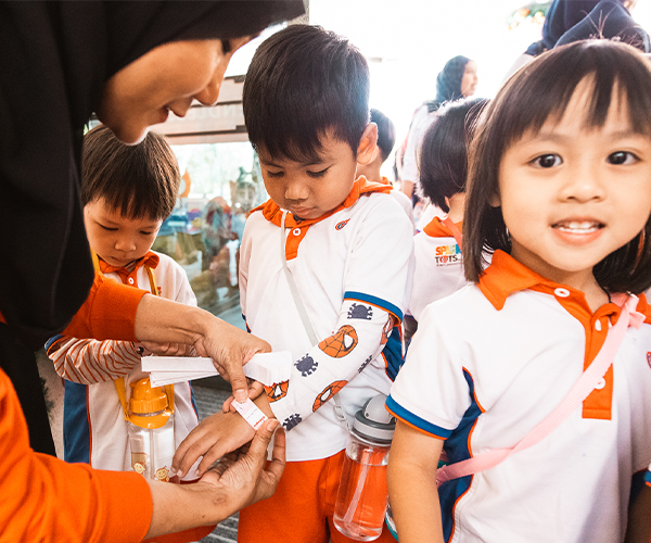 KMS_School-Visit-(600-x-500)-01 KMS_School-Visit-(600-x-500)-01